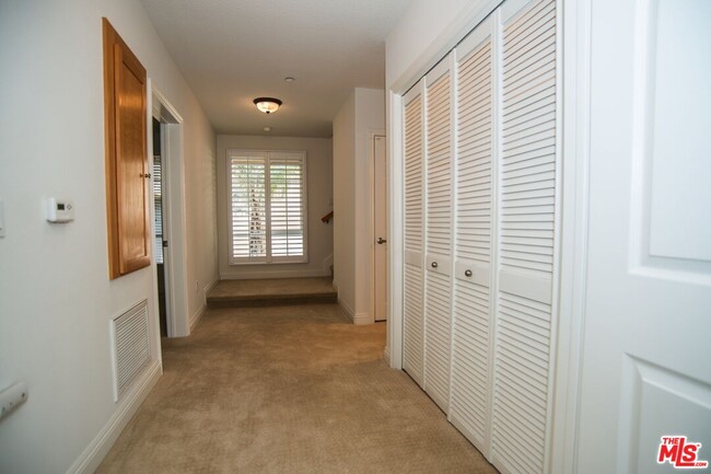 Building Photo - 5831 Seawalk Dr