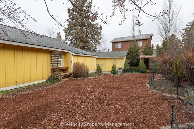 Building Photo - Charming Westside Cottage