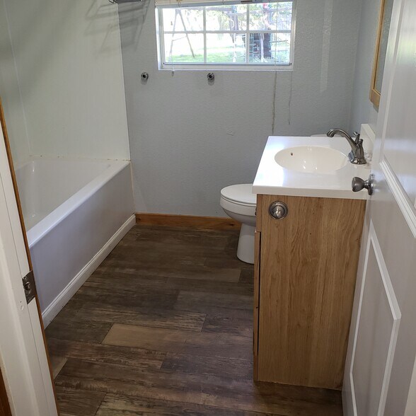 Building Photo - 710 W 4th St