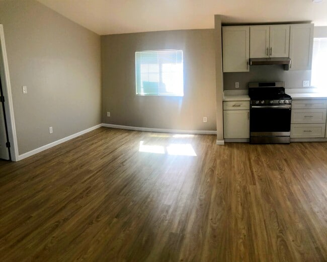 Building Photo - 3315 Lilac Ave