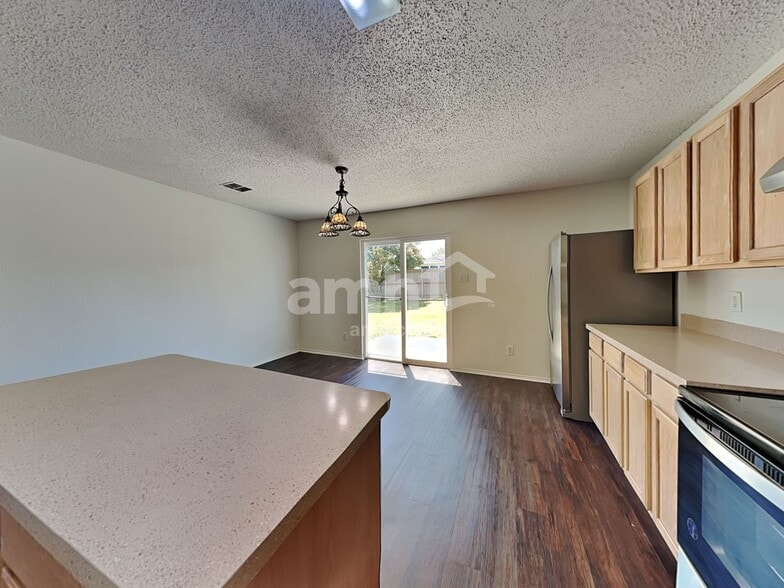 Building Photo - 1601 White Oak Rd