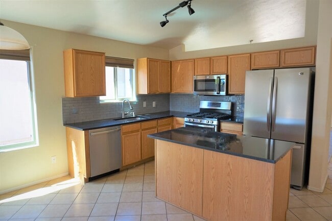 Building Photo - Close to Post