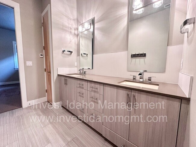 Building Photo - Rarely available in the most preferred River District! Available July 2026