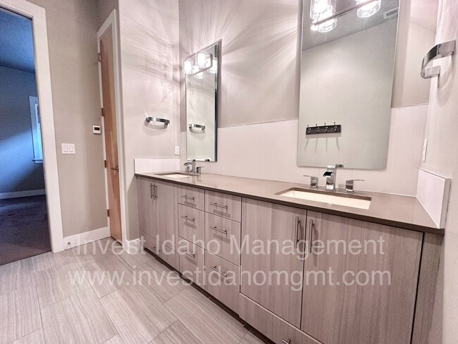 Building Photo - Rarely available in the most preferred River District! Available June 2026