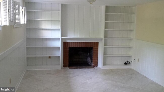 Building Photo - 8212 Hawthorne Rd