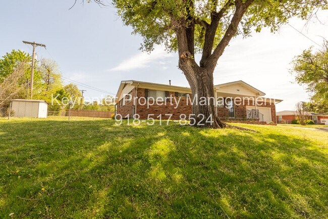 Building Photo - 3 Bed 1.5 Bath in Great Midtown Location!