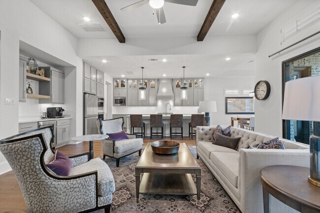 Building Photo - 902 Falcon Hollow Ln