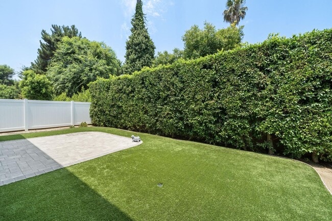 Building Photo - Modern Luxury 4-Bedroom 3-Bathroom Home wi...