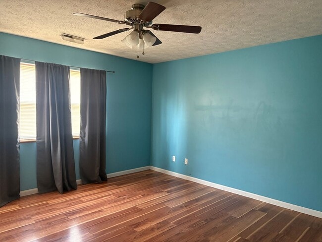 Building Photo - 4 bedroom 2 bath