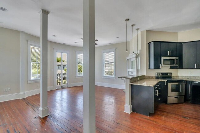 Building Photo - 2 BED | 2 BATH | PRIVATE FRONT AND BACK PORCH | MIDTOWN