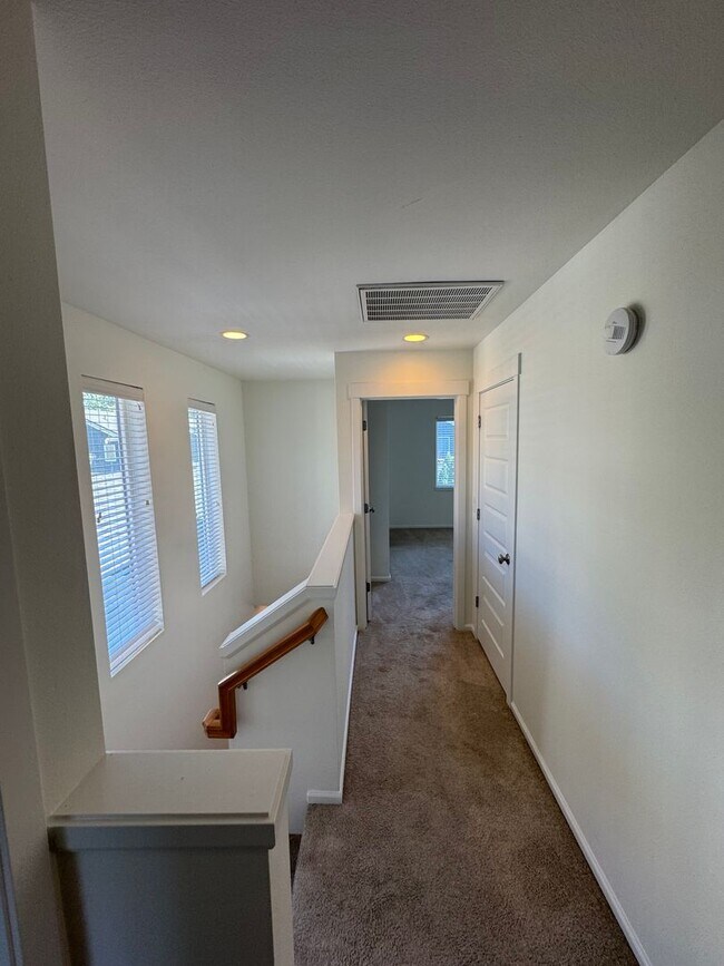 Building Photo - Gorgeous 3 bedroom 3 bathroom home in Mill Creek AVAILABLE NOW