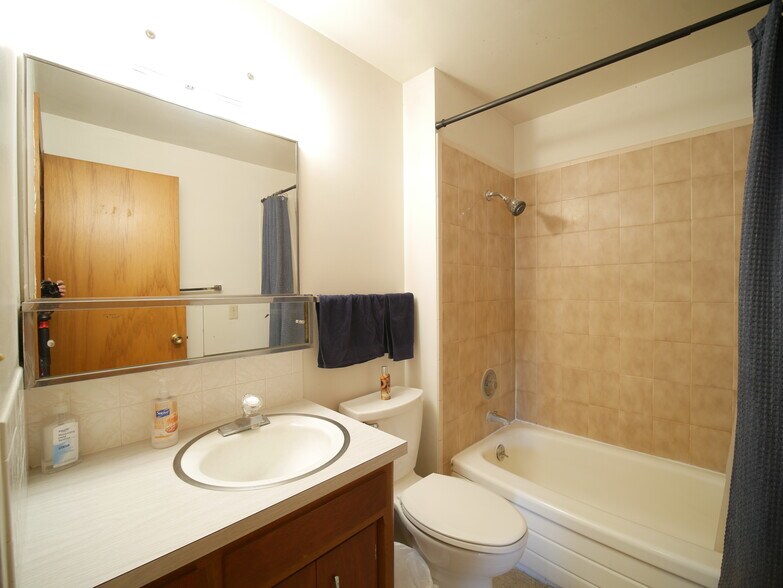 Building Photo - 1425 NW Kenny Dr