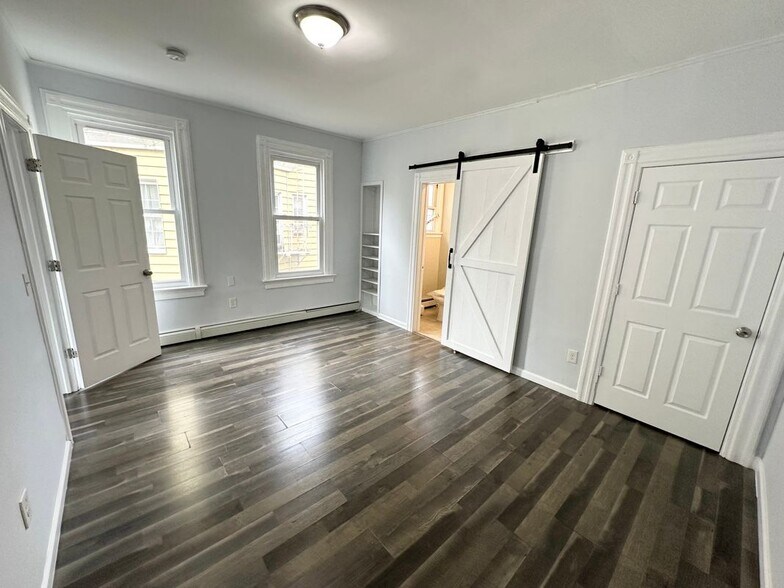 Building Photo - 44 Chestnut St