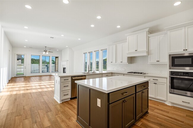 Building Photo - 15906 Golden Trails Ct