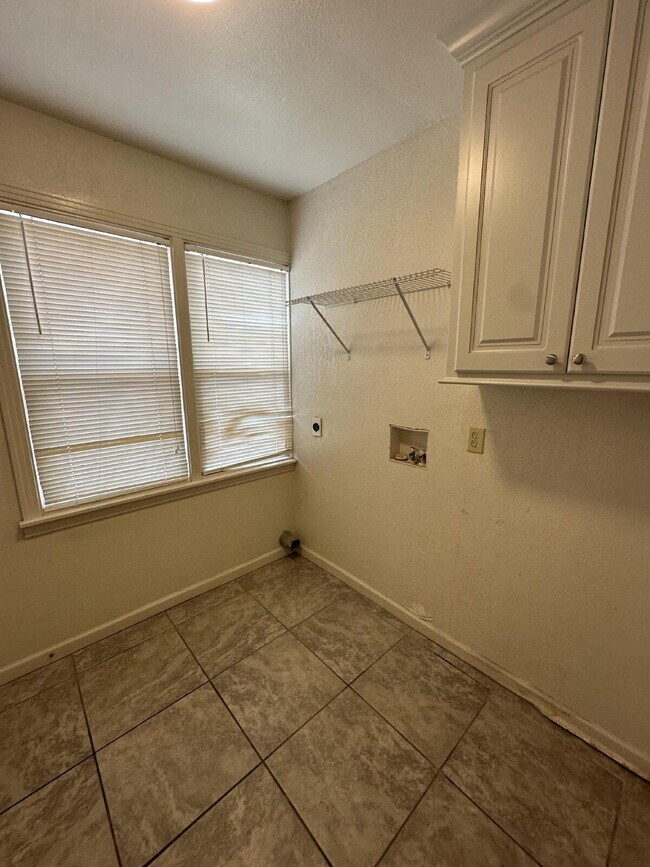 Building Photo - 3/2/2 close to Texas Tech!