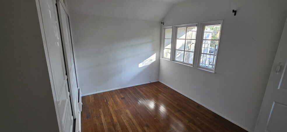 Building Photo - 8531 Rosewood Ave