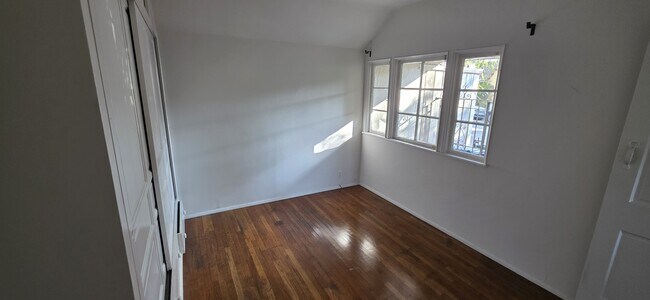 Building Photo - 8531 Rosewood Ave