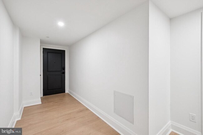 Building Photo - 135 S 19th St