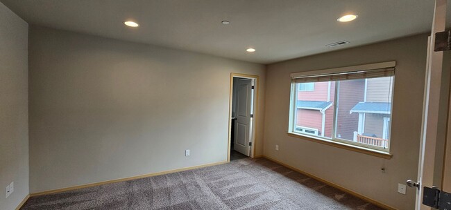 Building Photo - Spacious Bremerton Two-Story