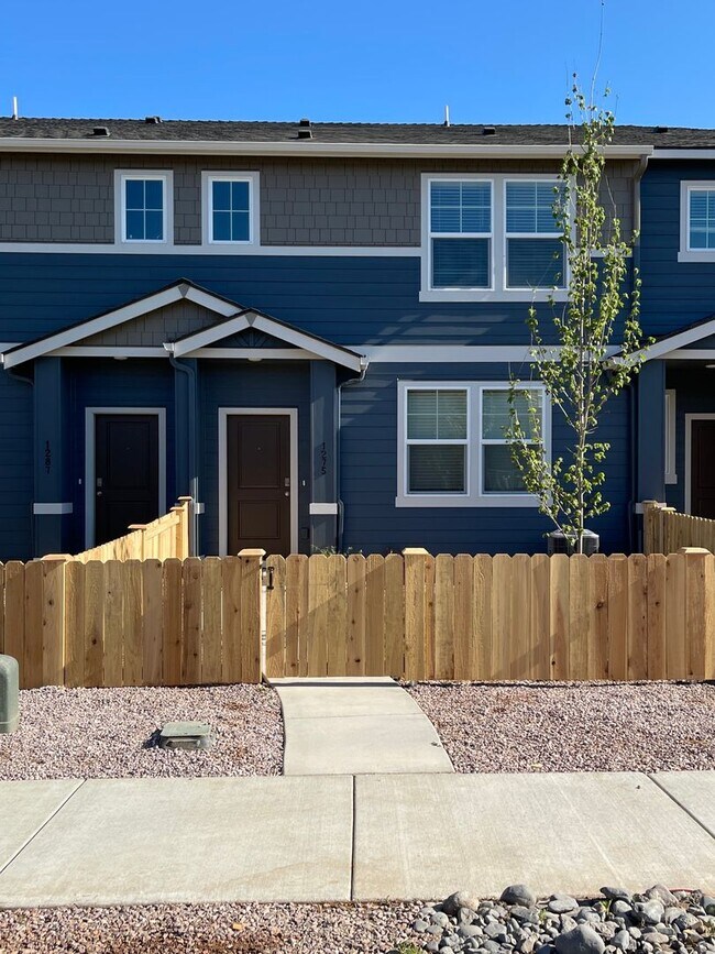 Building Photo - Town Home in NW Redmond's Canyon Ridge - PENDING APPLICATION