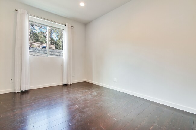 3rd bedroom with walking closet and ensuite bathroom - 8725 Lookout Mountain Ave