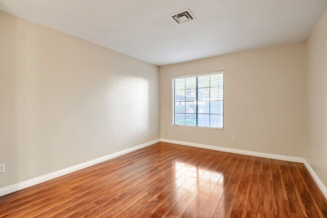 Building Photo - 4860 Nara Vista Way