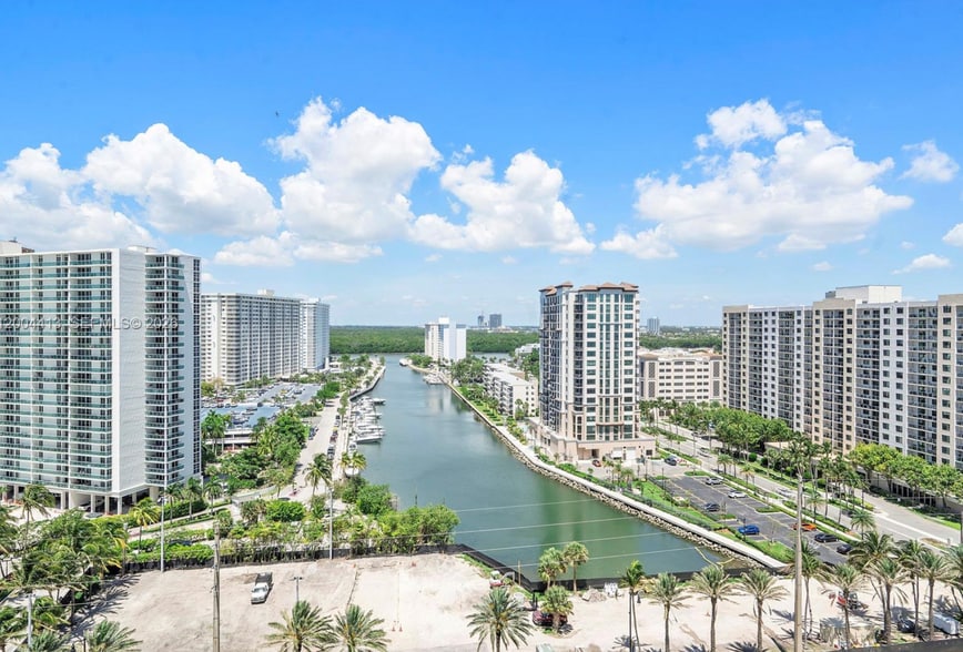 Building Photo - 15811 Collins Ave