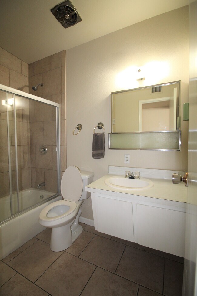 Hall Bath - 1110 E Broadmor Dr