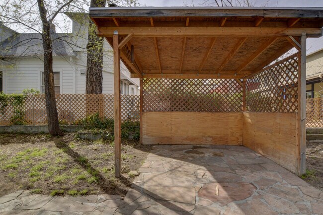 Building Photo - 114 N Willow St