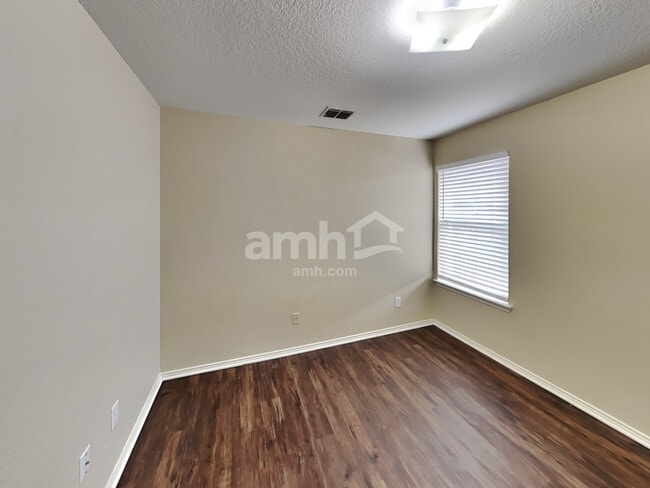 Building Photo - 511 Point Vly