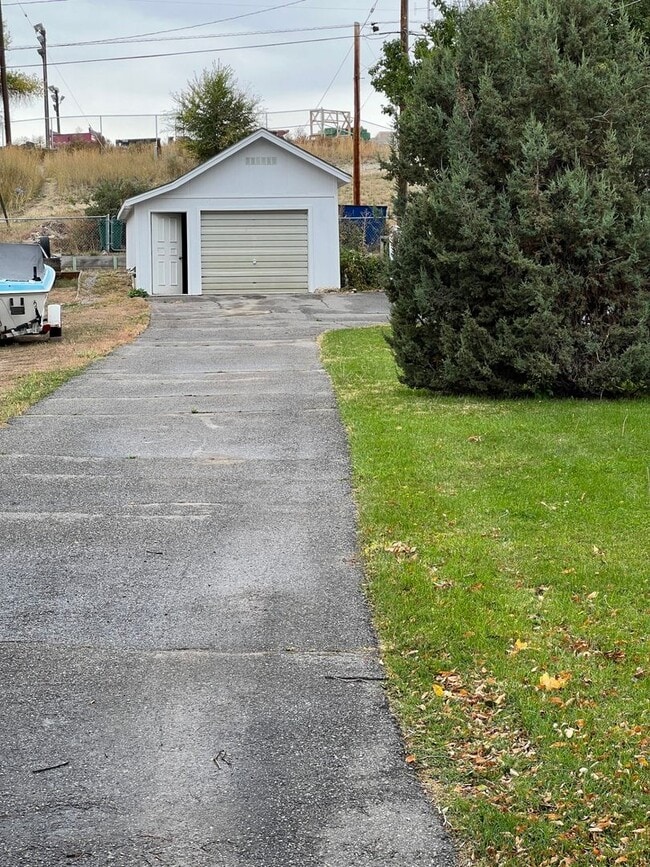 Building Photo - 1-2 Bedroom 1 Bath House with Garage, Newl...