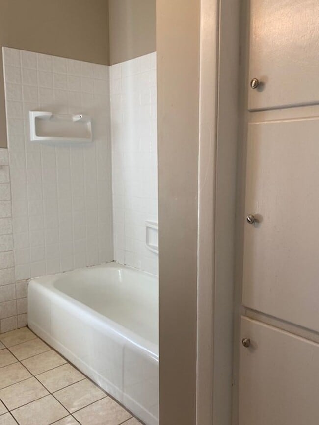 Building Photo - Great Central Location and spacious living...