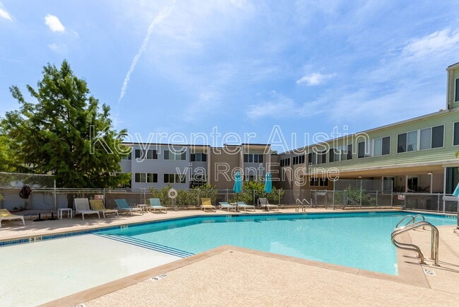 Building Photo - 604 N Bluff Dr