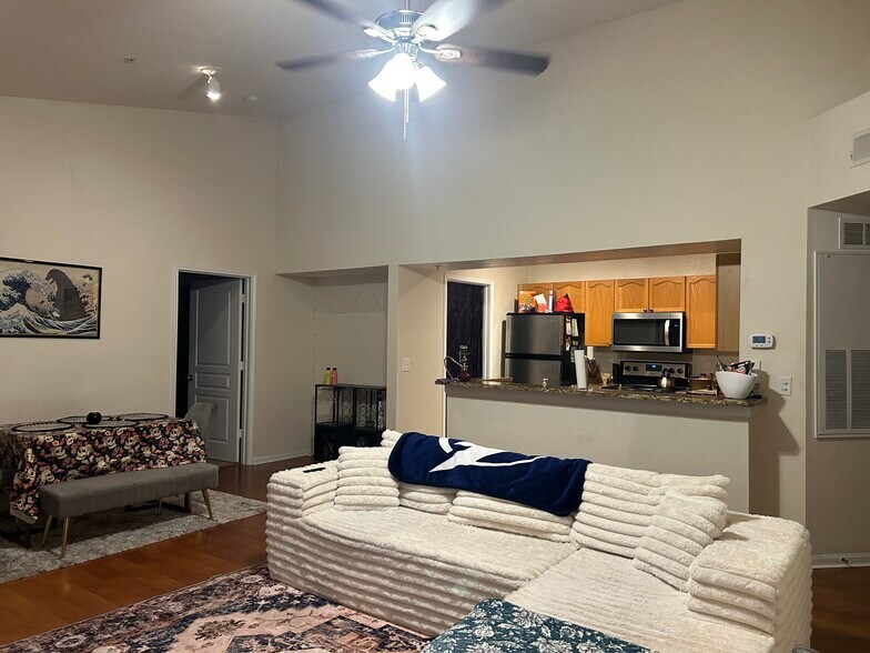 Living Room - 5125 Palm Springs Blvd