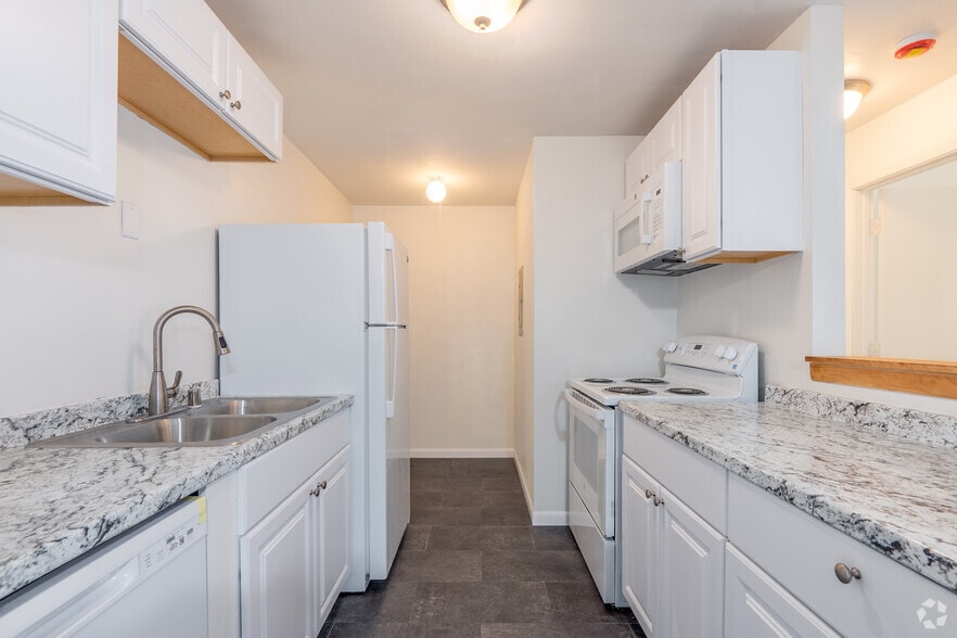 2BR, 1BA - 700SF - Kitchen - Fon Du lac Terrace Apts