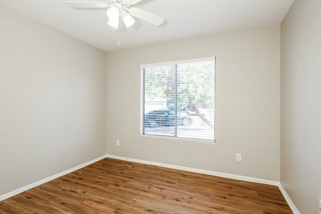 Building Photo - 11017 W Wilshire Dr