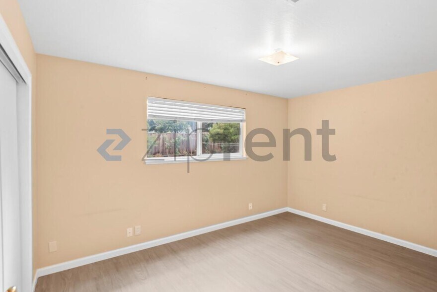 Building Photo - Unit