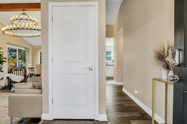 Building Photo - 658 White Ct