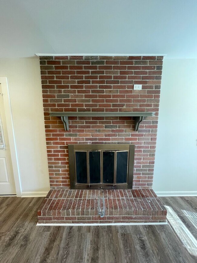Building Photo - Completely remodeled 3/2 House- $2,150