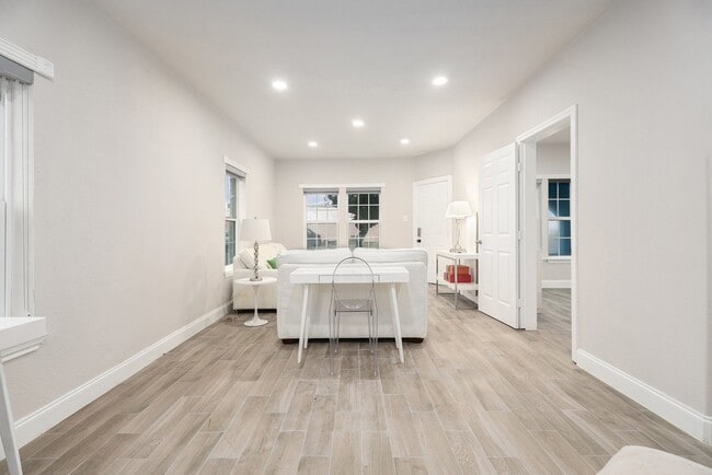 Building Photo - 1028 Ave M 1/2