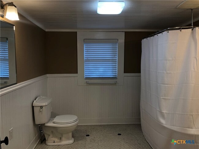 Building Photo - 414 W San Antonio St