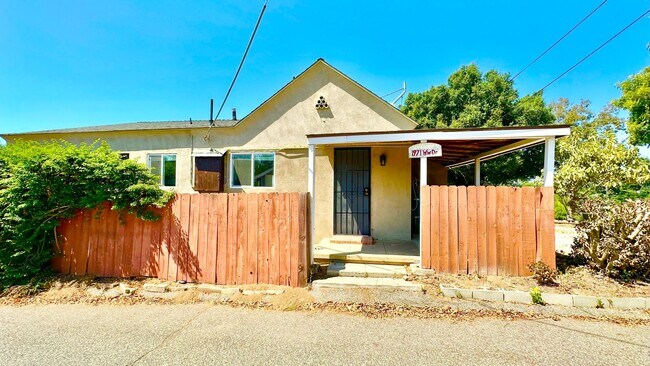 Building Photo - Lovely Single-Story Country Home on Wide Open Space with Detached Garage Space!