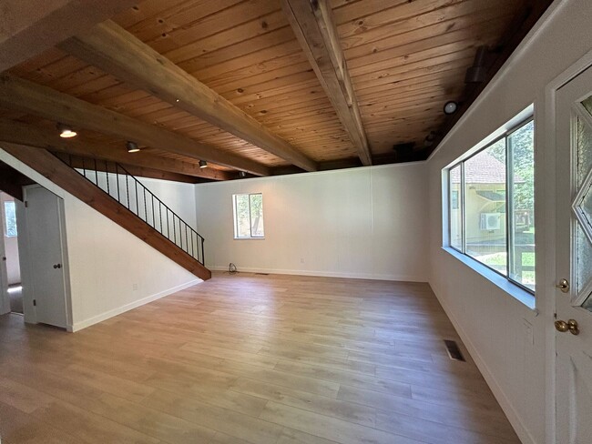Building Photo - Highland Woods Neighborhood * Renovated 2 ...