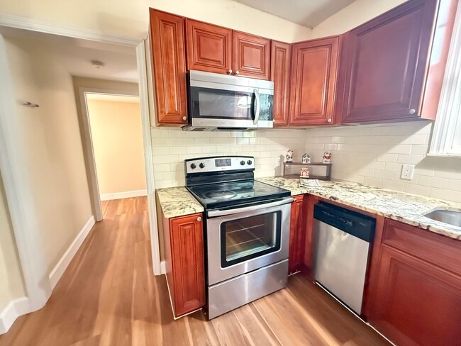 Building Photo - 3/2 Cottage Available! No deposit if qualified!