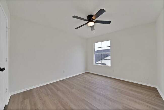 Building Photo - 7548 Meadow Creek Dr