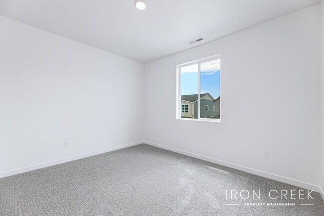 Building Photo - Welcome to your like-new townhome in the h...