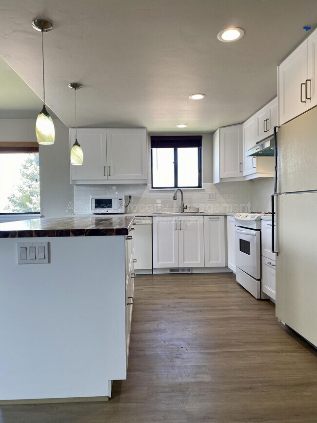 Building Photo - 5945 Breeze Ct