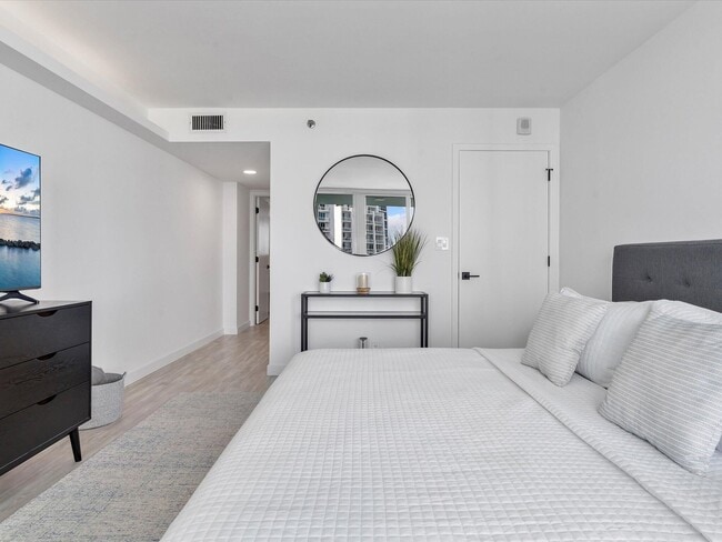 Building Photo - 400 South Pointe Dr