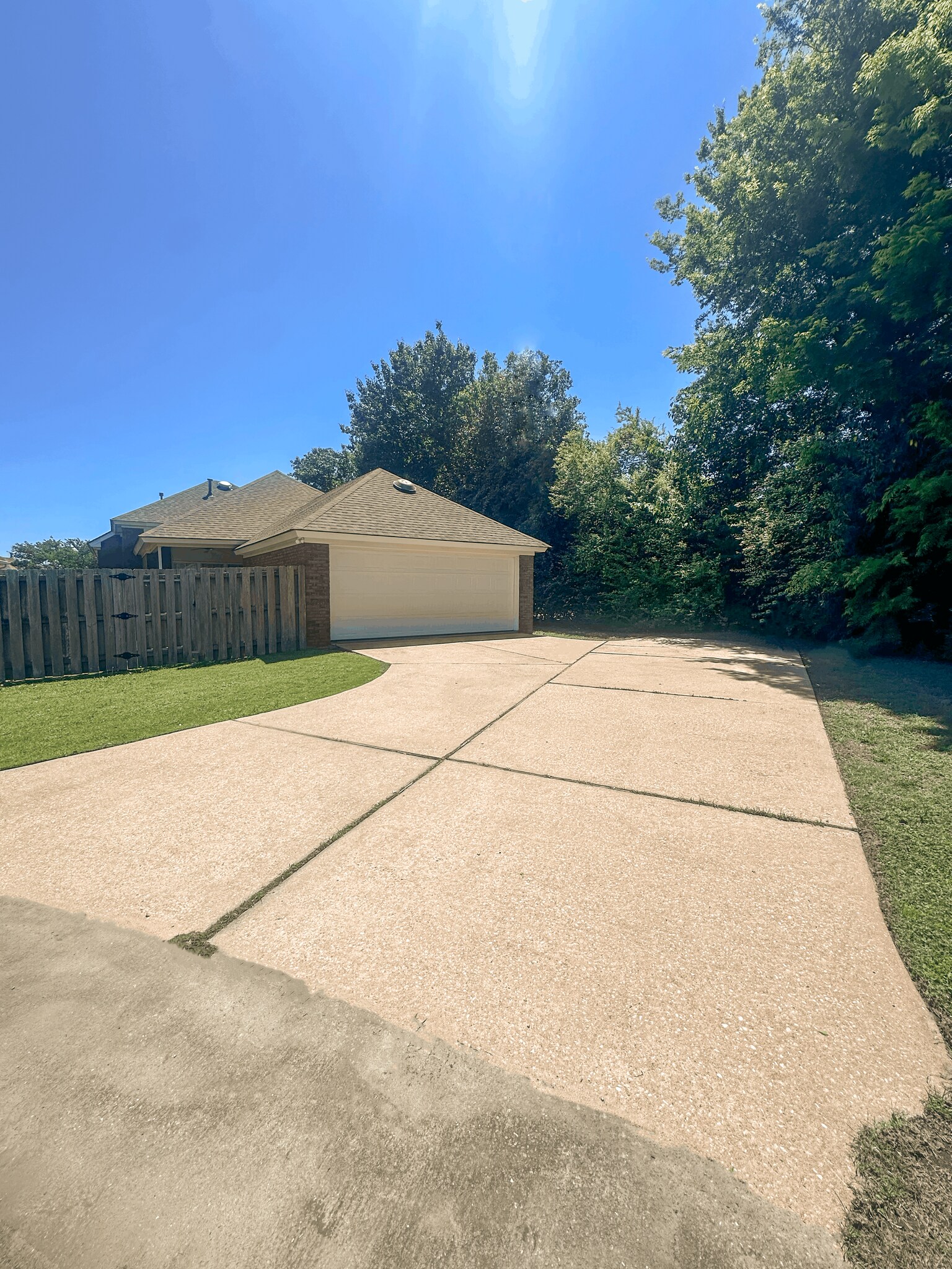 Building Photo - 2112 Parkview Dr S