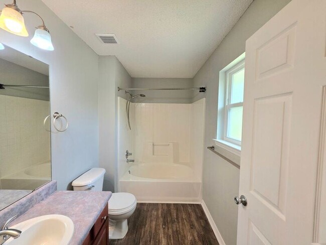 Building Photo - 6607 Woodbury Forest Dr